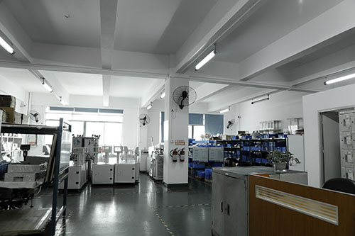 小型全自動點(diǎn)膠機(jī)車間