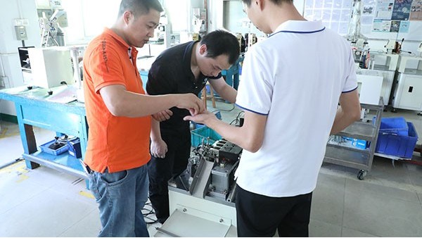 東莞全自動(dòng)點(diǎn)膠機(jī)