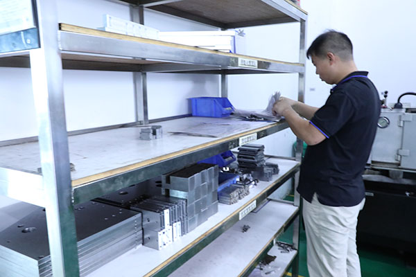 自動(dòng)點(diǎn)膠機(jī)廠家