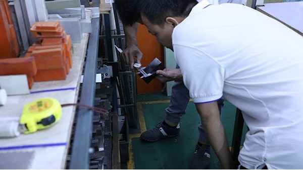 全自動點(diǎn)膠機(jī)生產(chǎn)