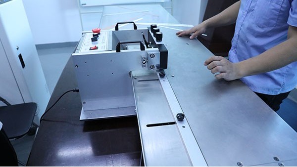 全自動點(diǎn)膠機(jī)生產(chǎn)