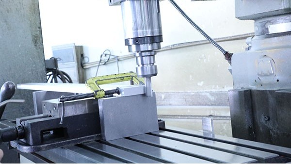 半自動(dòng)點(diǎn)膠機(jī)廠家