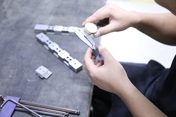 全自動(dòng)高速點(diǎn)膠機(jī)質(zhì)檢