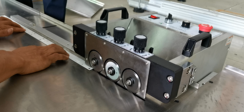 燈條分板機(jī)工作圖