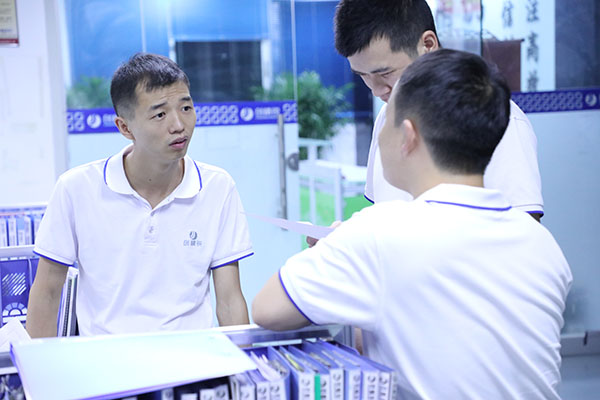 深圳全自動點膠機廠家