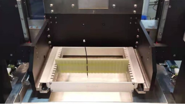 點膠機和包膠機的區(qū)別-設(shè)備出貨現(xiàn)場