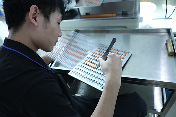 深圳自動(dòng)點(diǎn)膠機(jī)廠家