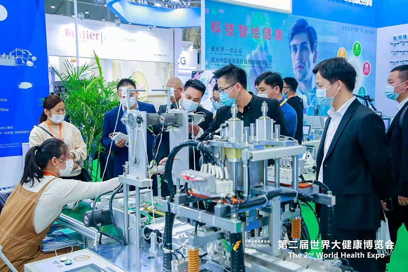 全自動(dòng)高速一拖一口罩機(jī)展示